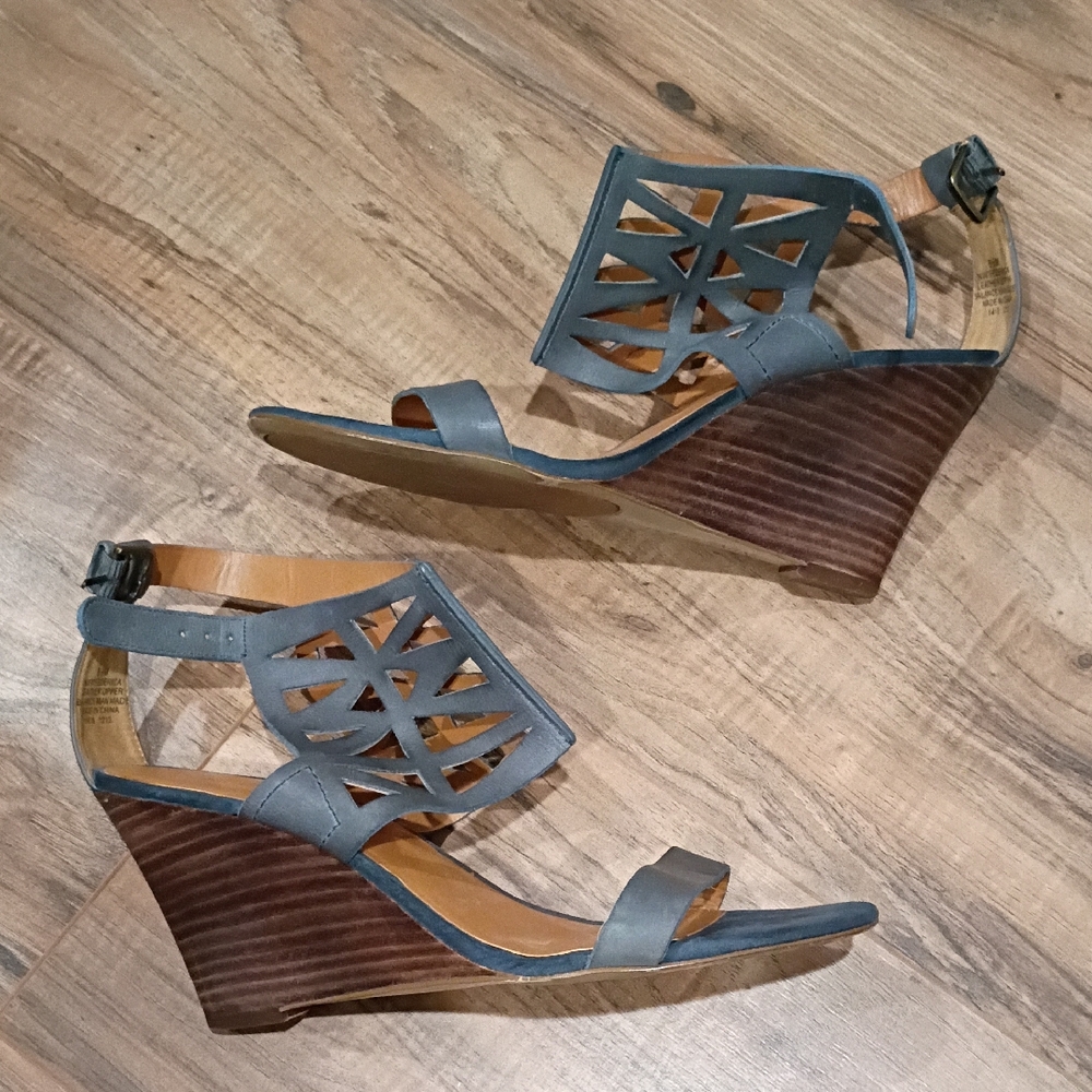 Nine West 8.D Gray/Blue Wedge Sandals